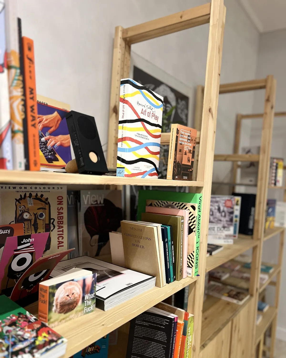 Estantes da loja com livros de arte, design e futuros