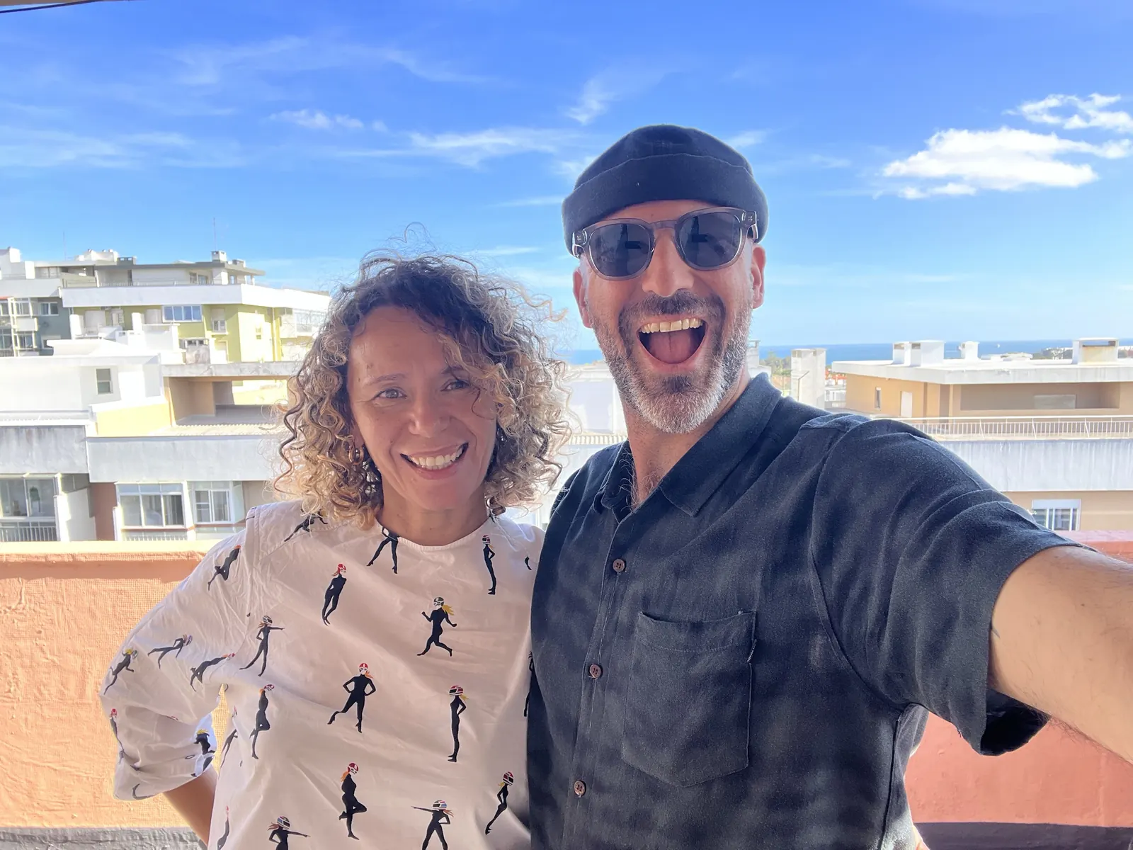 Sofia Dias e João Soares, fundadores da Casa Compósito, num terraço em Oeiras